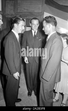 In einem Restaurant in der Belgradstrasse in München, der ehemalige König Peter II met mit Royalistischen jugoslawischen Emigranten, die ihre Heimat nach der Übernahme von Josip Broz Tito. Peter II ausgewandert in die USA im Jahr 1945, wo er bis zu seinem Tod lebte. Er reiste vor allem nach München für dieses Treffen. Das Bild zeigt ihn im Gespräch mit Gästen. Stockfoto