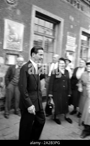 In einem Restaurant in der Belgradstrasse in München, der ehemalige König Peter II met mit Royalistischen jugoslawischen Emigranten, die ihre Heimat nach der Übernahme von Josip Broz Tito. Peter II ausgewandert in die USA im Jahr 1945, wo er bis zu seinem Tod lebte. Er reiste vor allem nach München für dieses Treffen. Das Bild zeigt ihn das Restaurant verlassen, einige Leute haben ihn nach draußen. Stockfoto