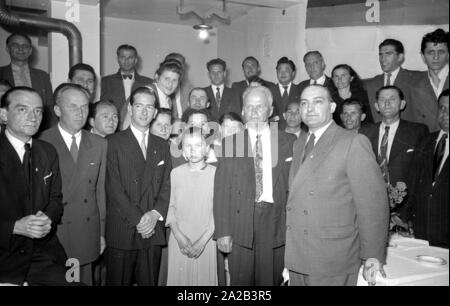 Gruppenfoto der Jugoslawischen Exil mit den entthronten König Peter II (vorne links neben das Mädchen). In einem Restaurant in der Belgradstrasse in München, der ehemalige König Peter II met mit Royalistischen jugoslawischen Emigranten, die ihre Heimat nach der Übernahme von Josip Broz Tito. Peter II ausgewandert in die USA im Jahr 1945, wo er bis zu seinem Tod lebte. Er reiste vor allem nach München für dieses Treffen. Stockfoto