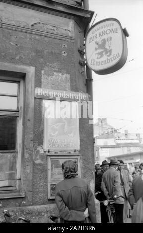 In einem Restaurant in der Belgradstrasse in München, der ehemalige König Peter II met mit Royalistischen jugoslawischen Emigranten, die ihre Heimat nach der Übernahme von Josip Broz Tito. Peter II ausgewandert in die USA im Jahr 1945, wo er bis zu seinem Tod lebte. Er reiste vor allem nach München für dieses Treffen. Das Bild zeigt das Restaurant in Belgradstrasse, einige Menschen warten auf dem ehemaligen König. Stockfoto