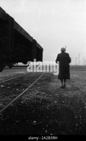 Anna Stadler aus Gundelfingen war die erste deutsche Frau, die mit dem Orden der französischen Ehrenlegion 1959 ausgezeichnet. Während des Zweiten Weltkrieges, schaute sie nach Französische Kriegsgefangene im Geheimen und geholfen, einige von ihnen kurz vor dem Ende des Krieges zu fliehen. Das Bild zeigt sie am Bahndamm, wo, während des Krieges, sie Essen für die Gefangenen unter die Schwellenwerte versteckt hatte. Stockfoto