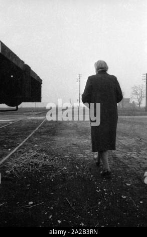 Anna Stadler aus Gundelfingen war die erste deutsche Frau, die mit dem Orden der französischen Ehrenlegion 1959 ausgezeichnet. Während des Zweiten Weltkrieges, schaute sie nach Französische Kriegsgefangene im Geheimen und geholfen, einige von ihnen kurz vor dem Ende des Krieges zu fliehen. Das Bild zeigt sie am Bahndamm, wo, während des Krieges, sie Essen für die Gefangenen unter die Schwellenwerte versteckt hatte. Stockfoto