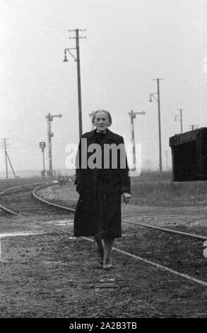 Anna Stadler aus Gundelfingen war die erste deutsche Frau, die mit dem Orden der französischen Ehrenlegion 1959 ausgezeichnet. Während des Zweiten Weltkrieges, schaute sie nach Französische Kriegsgefangene im Geheimen und geholfen, einige von ihnen kurz vor dem Ende des Krieges zu fliehen. Das Bild zeigt sie am Bahndamm, wo, während des Krieges, sie Essen für die Gefangenen unter die Schwellenwerte versteckt hatte. Stockfoto