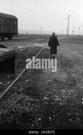 Anna Stadler aus Gundelfingen war die erste deutsche Frau, die mit dem Orden der französischen Ehrenlegion 1959 ausgezeichnet. Während des Zweiten Weltkrieges, schaute sie nach Französische Kriegsgefangene im Geheimen und geholfen, einige von ihnen kurz vor dem Ende des Krieges zu fliehen. Das Bild zeigt sie am Bahndamm, wo, während des Krieges, sie Essen für die Gefangenen unter die Schwellenwerte versteckt hatte. Stockfoto