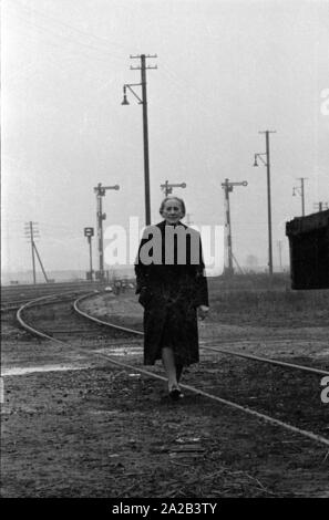 Anna Stadler aus Gundelfingen war die erste deutsche Frau, die mit dem Orden der französischen Ehrenlegion 1959 ausgezeichnet. Während des Zweiten Weltkrieges, schaute sie nach Französische Kriegsgefangene im Geheimen und geholfen, einige von ihnen kurz vor dem Ende des Krieges zu fliehen. Das Bild zeigt sie am Bahndamm, wo, während des Krieges, sie Essen für die Gefangenen unter die Schwellenwerte versteckt hatte. Stockfoto