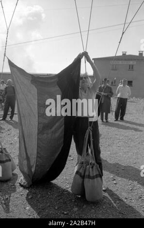 Das Bild zeigt die letzten Vorbereitungen für den Start des Ballons von Alfred Eckert, dauern wird - vom Nebelhorn mit seinem 'Augusta 7". Stockfoto