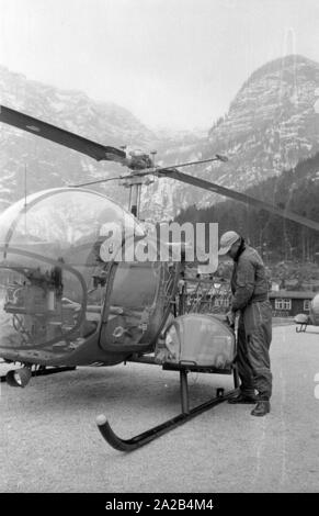 Foto von einem Rettungshubschrauber kurz vor dem Abheben. Die Piloten wurden in die Suche, nach dem Lawinenunglueck am Dachstein in Heilbronn. Im Rahmen der so genannten "Heilbronner Dachsteinunglueck" (Heilbronn Dachstein Disaster), waren eine Gruppe von 14 Lehrern und Schülern in einem Schneesturm in Heilbronn getötet. Die Suche wurde in der Nacht zu einem der größten in alpine Geschichte initiiert. Stockfoto