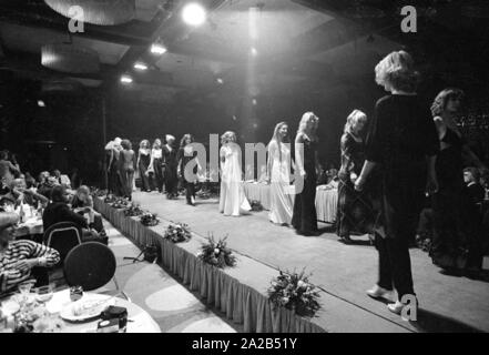 Wahl der 'Miss Sueddeutschland", die von der vorherigen Sieger Dagmar Winkler (später: Dagmar Woehrl) in einem Saal des Hotel Hilton in München organisiert. Das Bild zeigt die Teilnehmer auf dem Laufsteg. Stockfoto