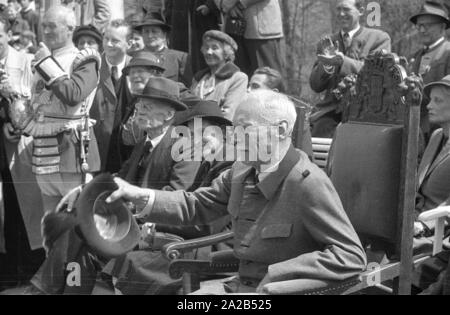 Kronprinz Rupprecht erhält Glückwünsche von die Gäste vor dem Schloss Nymphenburg während der Feier seines 85. Geburtstags. Stockfoto