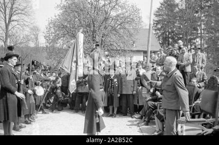 Kronprinz Rupprecht erhält Glückwünsche von die Gäste vor dem Schloss Nymphenburg während der Feier seines 85. Geburtstags. Stockfoto