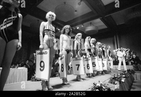 Wahl der 'Miss Sueddeutschland", die von der vorherigen Sieger Dagmar Winkler (später: Dagmar Woehrl) in einem Saal des Hotel Hilton in München organisiert. Das Bild zeigt die Teilnehmer auf dem Laufsteg, sie halten Platten mit ihren Nummern. Stockfoto