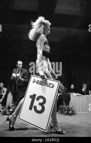 Wahl der 'Miss Sueddeutschland", die von der vorherigen Sieger Dagmar Winkler (später: Dagmar Woehrl) in einem Saal des Hotel Hilton in München organisiert. Das Bild zeigt einen Teilnehmer auf dem Laufsteg. Stockfoto