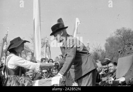 Kronprinz Rupprecht erhält Glückwünsche vor Schloss Nymphenburg an der Zeremonie anlässlich seines 85. Geburtstag. Stockfoto