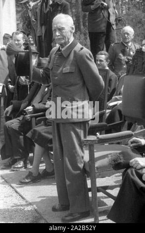 Kronprinz Rupprecht erhält Glückwünsche von die Gäste vor dem Schloss Nymphenburg während der Feier seines 85. Geburtstags. Stockfoto