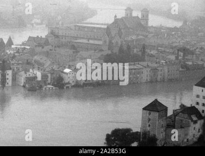 Die Flut in Passau und andere Teile von Niederbayern (Juli, 1954) wurden auch die Flut des Jahrhunderts bezeichnet. Die Donau, der Inn und die Ilz ueber die Ufer übergelaufen, und überflutete Städte und Dörfer. Hier, mit Blick auf die überschwemmten Stadt Passau. Stockfoto