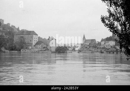 Die Flut in Passau und andere Teile von Niederbayern (Juli, 1954) wurden auch die Flut des Jahrhunderts bezeichnet. Die Donau, der Inn und die Ilz ueber die Ufer übergelaufen, und überflutete Städte und Dörfer. Hier, mit Blick auf die überschwemmten Stadt Passau. Stockfoto