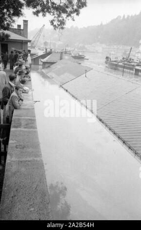 Die Flut in Passau und andere Teile von Niederbayern (Juli, 1954) wurden auch die Flut des Jahrhunderts bezeichnet. Donau, Inn und Ilz hatten ihre Banken übergelaufen, und überflutete Städte und Dörfer. Foto von einem überfluteten Landkreis Passau. Stockfoto