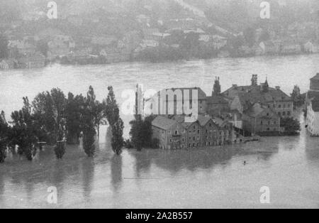 Die Flut in Passau und andere Teile von Niederbayern (Juli, 1954) wurden auch die Flut des Jahrhunderts bezeichnet. Die Donau, der Inn und die Ilz ueber die Ufer übergelaufen, und überflutete Städte und Dörfer. Hier, mit Blick auf die überschwemmten Stadt Passau. Stockfoto