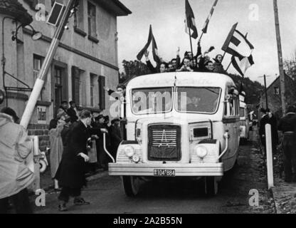 Junge Leute aus der Bundesrepublik Deutschland für ein vereintes Europa ohne Grenzen und Zollschranken zeigen unter dem Zeichen der Jungen Europäischen Föderalisten (JEF) an der deutsch-franzoesischen Grenze Hirschthal (Pfalz) in der Nähe von Pirmasens. Stockfoto