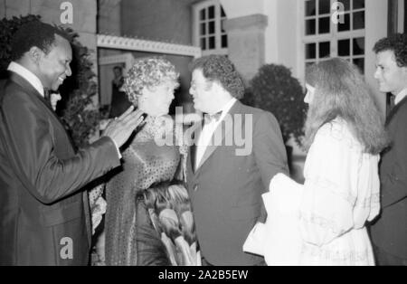 Das Bild zeigt die Oper Sänger Simon Estes (links) im Gespräch mit Gästen bei einem Empfang in Bayreuth. Stockfoto