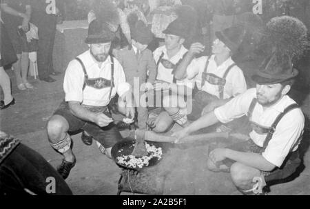 Das Bild zeigt die Leistung einer Gruppe in traditionellen Kostümen im Festzelt der Fischer-Vroni, an diesem Tag, unter anderem, den damaligen Bundeskanzler Willy Brandt war auch als Gast. Stockfoto