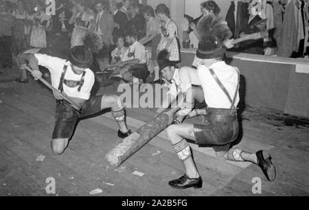 Das Bild zeigt die Leistung einer Gruppe in traditionellen Kostümen im Festzelt der Fischer-Vroni, an diesem Tag, unter anderem, den damaligen Bundeskanzler Willy Brandt war auch als Gast. Stockfoto