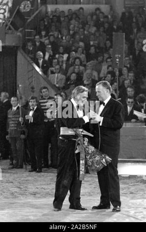 Einige Berühmtheiten durchgeführt, die Nächstenliebe, die TV-Show 'Die Goldene A Perfect Solution" (auch als "Stars in der Manege" bekannt). Auf der linken Seite, Joachim Blacky Fuchsberger. Neben ihm auf der rechten Seite, höchstwahrscheinlich Schauspieler und Regisseur Axel von Ambesser, der die Show moderiert. Stockfoto