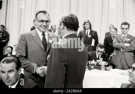 Deutschland. Saarbruecken. Parteitag der CDU. 1971. Ministerpräsident Helmut Kohl (links) gratuliert Rainer Barzel (rechts) auf den Wahlsieg. Stockfoto