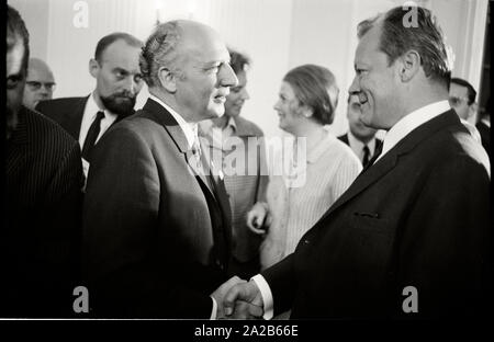 Deutschland. Bonn. Geburtstag der FDP-Vorsitzenden Walter Scheel im Juli 1969. Willy Brandt beglückwünscht ihn. Im Hintergrund links Mildred Scheel, auf der rechten Seite ist wahrscheinlich Birgitte Seebacher beim Gespräch. Stockfoto