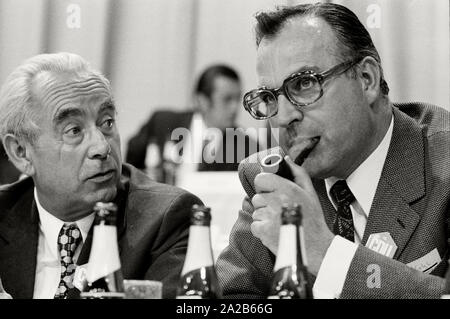 Deutschland, Saarbrücken. Parteitag der CDU. 1971. Ministerpräsident Helmut Kohl (rechts) und Kai Uwe von Hassel (links) auf dem Kongress in Saarbrücken. Stockfoto