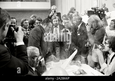 Deutschland. Saarbruecken. Kongress der CDU-Fraktion. 1971. Nach der Wahl von Rainer Barzel als der neue Parteivorsitzende, Fotografen umgeben von Franz Josef Strauß (3. von links) und Franz Josef Röder (2. von links). Stockfoto