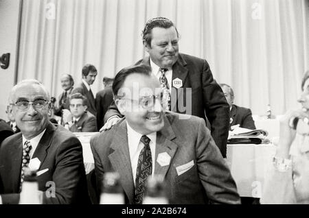 Deutschland. Saarbruecken. Kongress der CDU-Fraktion. 1971. Von links: Kai Uwe von Hassel, Ministerpräsident Helmut Kohl, Franz Josef Strauss (stehend) auf dem Kongress in Saarbrücken. Nach dem Wahlsieg von Rainer Barzel, Strauss klatscht auf der Schulter von Helmut Kohl. Stockfoto