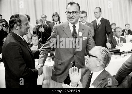 Deutschland. Saarbruecken. Parteitag der CDU. 1971. Von links: Rainer Barzel, Helmut Kohl, Franz Josef Röder (sitzend). Ministerpräsident Helmut Kohl gratuliert Rainer Barzel zum Wahlsieg. Stockfoto