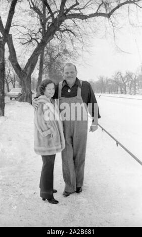 Dan Blocker, die die Rolle der Hoss Cartwright in der Fernsehserie Bonanza spielt, bei einem Spaziergang entlang der Nymphenburger Kanal mit seiner Frau Dolphia Parker. Stockfoto
