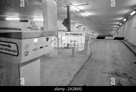 Der Eingang der Tiefgarage am Stachus, die in der Herzog-Wilhelm-Straße zwischen Josephspitalstrasse und Herzogspitalstrasse befindet. Im Vordergrund Parkscheinautomaten und Parkplatz Schranke. Im Hintergrund an der Wand ist ein Hinweis auf einen nahe gelegenen Tankstelle. Stockfoto