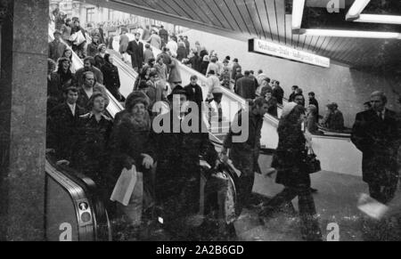 Eingang und verlassen Sie das Zwischengeschoss an der Oberfläche am Stachus in Richtung "Neuhauser Straße - kaufingerstraße - Marienplatz". Im Hintergrund, auf dem Rondell, die Beschriftung der Brauerei" Haccurbraeu'. Stockfoto