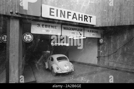 Blick auf die Tiefgarage am Stachus, die in der Herzog-Wilhelm-Straße zwischen Josephspitalstrasse und Herzogspitalstrasse befindet. Das Auto ist ein Käfer. Stockfoto