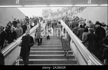 Eingang und verlassen Sie das Zwischengeschoss an der Oberfläche am Stachus in Richtung "Neuhauser Straße - kaufingerstraße - Marienplatz". Im Hintergrund, auf der Plaza, Werbeschilder der Unternehmen "Zeiss" und "Osram" (hell wie der lichte Tag). Neben, auf der rechten Seite im Bild, Zeichen, die auf die S-Bahn. Stockfoto