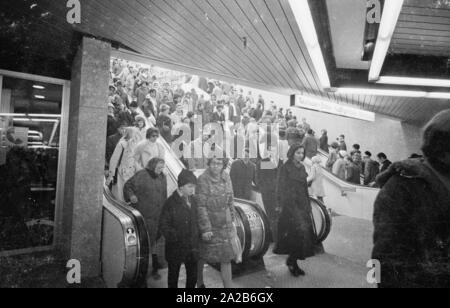 Eingang und verlassen Sie das Zwischengeschoss an der Oberfläche am Stachus in Richtung "Neuhauser Straße - kaufingerstraße - Marienplatz". Links im Bild, eine Telefonzelle. Stockfoto