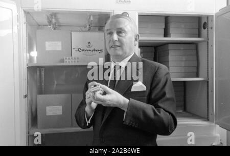 Immunisierung Aktion in Konstanz mit einem neu entwickelten Grippeimpfstoff der Ravensberg Chemische Fabrik, ein Mitarbeiter der Fabrik mit dem neuen Impfstoff. Um 1960 Ausschüsse empfohlen, die Impfung gegen Influenza Viren zum ersten Mal in der Bundesrepublik Deutschland. Stockfoto