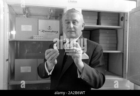 Immunisierung Aktion in Konstanz mit einem neu entwickelten Grippeimpfstoff der Ravensberg Chemische Fabrik, ein Angestellter mit den neuen Impfstoff. Um 1960 Ausschüsse empfohlen, die Impfung gegen Influenza Viren zum ersten Mal in der Bundesrepublik Deutschland. Stockfoto