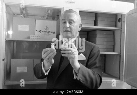 Immunisierung Aktion in Konstanz mit einem neu entwickelten Grippeimpfstoff der Ravensberg Chemische Fabrik, ein Angestellter mit Ampullen des neuen Impfstoffs. Um 1960 Ausschüsse empfohlen, die Impfung gegen Influenza Viren zum ersten Mal in der Bundesrepublik Deutschland. Stockfoto