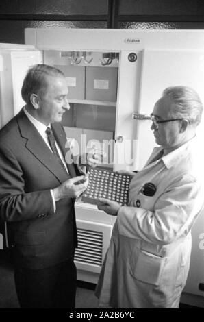 Immunisierung Aktion in Konstanz mit einem neu entwickelten Grippeimpfstoff der Ravensberg Chemische Fabrik, zwei Mitarbeiter mit Ampullen des neuen Impfstoffs. Um 1960 Ausschüsse empfohlen, die Impfung gegen Influenza Viren zum ersten Mal in der Bundesrepublik Deutschland. Stockfoto