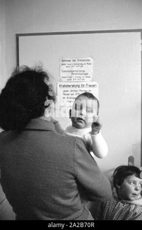 Eine Mutter und die Kinder in den Kindergarten in Rimbach. Die dorfgemeinschaft Häuser wurden als Teil der Hessenplan unter anderem gebaut, um die Infrastruktur und das kulturelle Leben in ländlichen Gebieten zu verbessern. Stockfoto