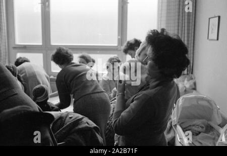 Mütter mit ihren Kindern im Kindergarten in Rimbach. Die dorfgemeinschaft Häuser wurden als Teil der Hessenplan unter anderem gebaut, um die Infrastruktur und das kulturelle Leben in ländlichen Gebieten zu verbessern. Stockfoto