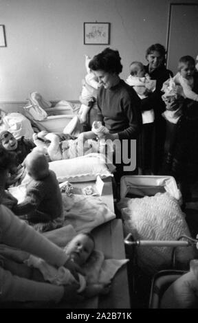 Mütter mit ihren Kindern im Kindergarten in Rimbach. Die dorfgemeinschaft Häuser wurden als Teil der Hessenplan unter anderem gebaut, um die Infrastruktur und das kulturelle Leben in ländlichen Gebieten zu verbessern. Stockfoto