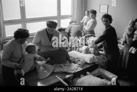 Mütter mit ihren Kindern im Kindergarten in Rimbach. Die dorfgemeinschaft Häuser wurden als Teil der Hessenplan unter anderem gebaut, um die Infrastruktur und das kulturelle Leben in ländlichen Gebieten zu verbessern. Stockfoto