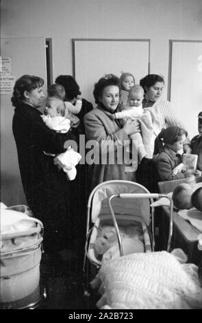 Mütter mit ihren Kindern im Kindergarten in Rimbach. Die dorfgemeinschaft Häuser wurden als Teil der Hessenplan unter anderem gebaut, um die Infrastruktur und das kulturelle Leben in ländlichen Gebieten zu verbessern. Stockfoto