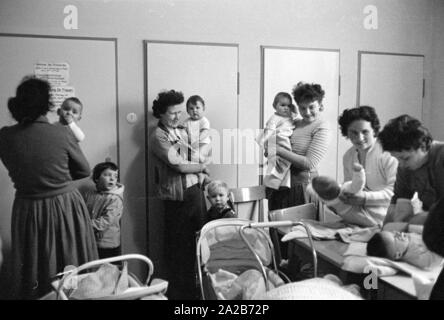 Mütter mit ihren Kindern im Kindergarten in Rimbach. Die dorfgemeinschaft Häuser wurden als Teil der Hessenplan unter anderem gebaut, um die Infrastruktur und das kulturelle Leben in ländlichen Gebieten zu verbessern. Stockfoto