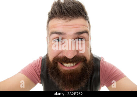 Lächeln mit den Augen nicht mit ihren Zähnen. Bärtiger Mann mit einem großen Lächeln. Brutale kaukasischen Kerl glücklich lächeln zeigt gesunde Zähne. Happy Hipster mit perfekten weißen Lächeln auf Unrasierten Gesicht. Stockfoto